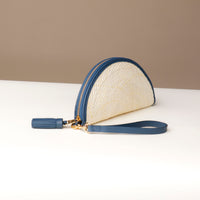 Clutch Agnes Junco Lavanda with blue leather strap and tassel, lateral view