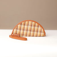 Clutch Agnes Raffia Intertwined with tan leather details, strap and tassel, front view