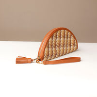 Clutch Agnes Raffia Intertwined with tan leather details, strap and tassel, lateral view