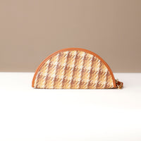 Clutch Agnes Raffia Intertwined with tan leather details, back view