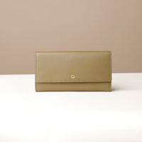 Front view of VersaViva Clutch premium leather wallet and mobile holder by Danilo’s
