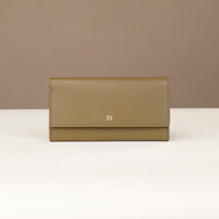front view of a danilos clucth versaviva in olive green leather in a beige background