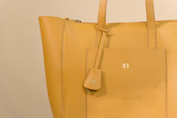 Emma Bag in Mostaza, close-up of leather texture and craftsmanship