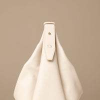 close-up of handbag, hobo bag, Mia Minimale Jr, white leather, with a strap with logo Danilos on it 